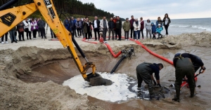 Stegna. Samolot z II Wojny Światowej odnaleziony na plaży.