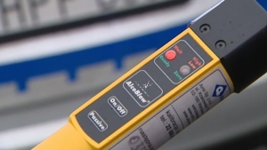 Nietrzeźwy kurier przywiózł paczkę do komendy policji w Nowym Dworze Gdańskim