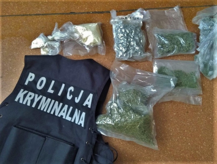 Nowy Dwór Gdański. 38-latek zatrzymany. Policja zabezpieczyła prawie 2 kg narkotyków.