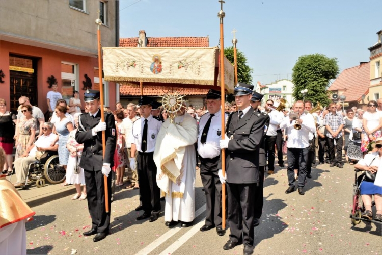 Nowy Dwór Gdański. Procesja Bożego Ciała przeszła ulicami miasta.