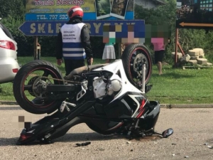 Nowy Dwór Gdański. Zderzenie osobówki z motocyklem przy Jantarowej. 2 osoby w szpitalu. -1.08.2018