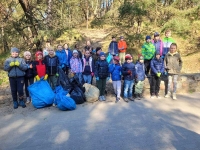 Społeczność szkoły w Jantarze sprzątała swoją okolicę z okazji Dnia Ziemi