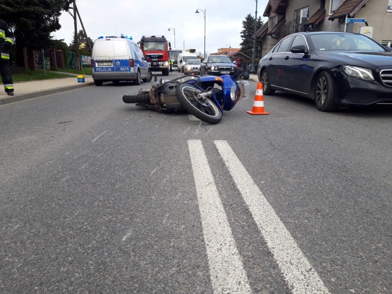 Wypadek z udziałem motocyklisty i pasażera. Obaj jechali bez kasków.
