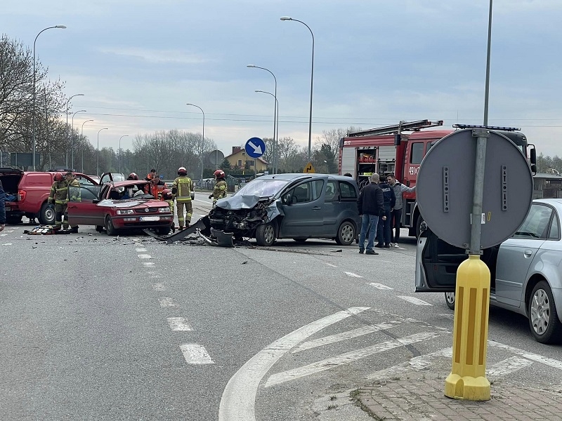 Wypadek na drodze nr 7 w Solnicy – trzy osoby poszkodowane. Droga była zablokowana.