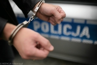 Ostaszewo. Ukradł paliwo i na widok policjantów ukrył się w przydrożnym rowie