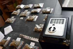 Elbląg: W centrum Elbląga zatrzymali dilera. W jego mieszkaniu policjanci znaleźli 2 kg narkotyków