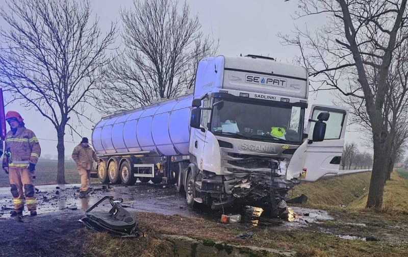 Tragiczny wypadek na DK 55: Zderzenie samochodu osobowego z ciężarowym. Droga zablokowana