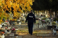 Policja ostrzega: Nie daj się okraść na cmentarzu!