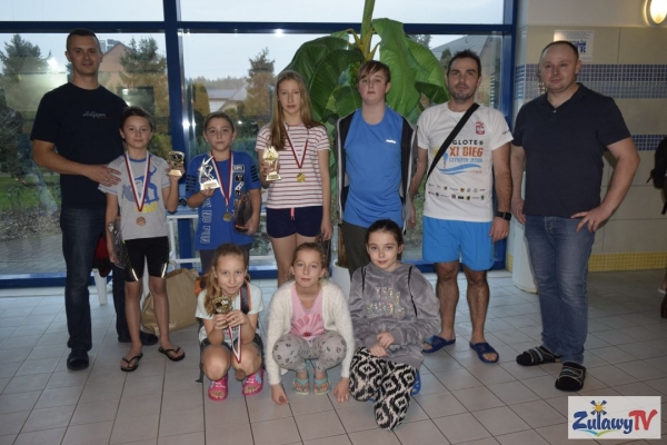 III Otwarte Mistrzostwa Pływackie Gmina Stegna. Wręczenie medali.