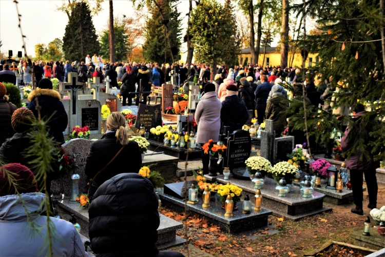 1 listopada. Wszystkich Świętych. Mieszkańcy odwiedzali groby swoich bliskich