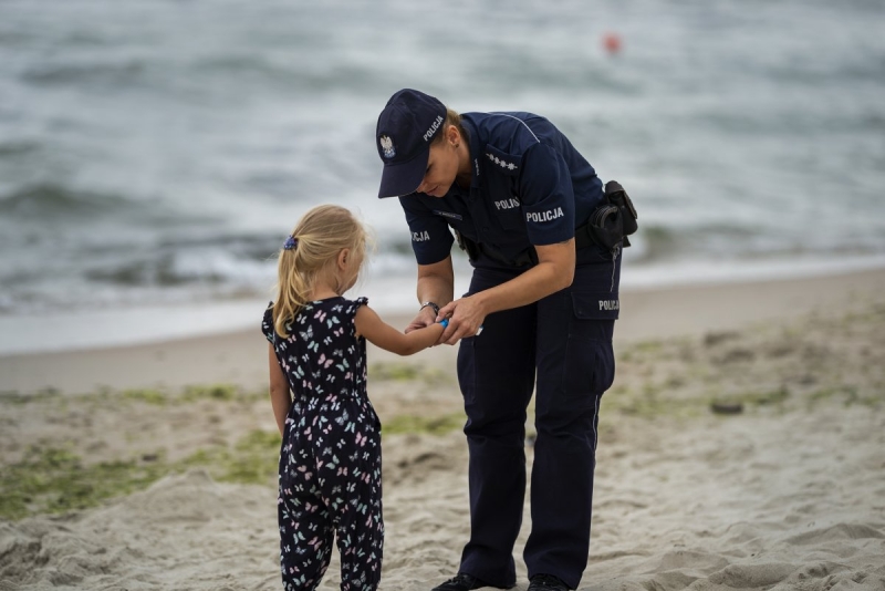 Bezpieczny wypoczynek na plaży. Policjanci przypominają podstawowe zasady.
