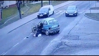 81- latek po zderzeniu z innym autem wypadł z pojazdu. Zobacz wideo.