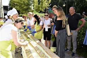 Rekord Guinnessa ustanowiony. Najdłuższa pajda chleba ze smalcem w Polsce z Żuław.