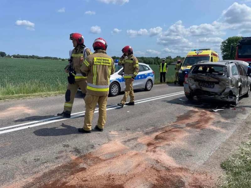 Zderzenie trzech samochodów osobowych na drodze wojewódzkiej nr 502 w miejscowości Rybina. Droga była zablokowana.
