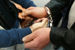 Ukradł samochód z zakładu pogrzebowego. Chciał się w nim przespać