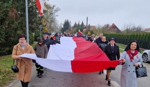 Dzień Niepodległości w Mikoszewie. Kwiaty przy pomniku nad Wisłą, marsz i msza.