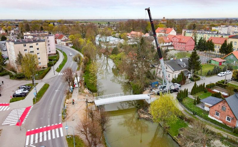 Nowy Dwór Gdański: Przęsło nowej kładki nad Tugą już na miejscu!