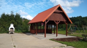 fot. Wiata wybudowana w 2019 r. dzięki środkom z konkursu Aktywne Sołectwo Pomorskie. Miejscowość Karzniczka, gm. Damnica.