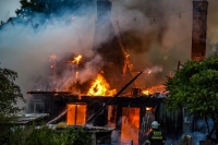 Spłonął dom. Dwie rodziny bez dachu nad głową. W akcji wzięło udział 14 zastępów straży pożarnej.