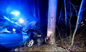 Drogowe podsumowanie weekendu. Nietrzeźwy kierujący spowodował wypadek drogowy. Dwóch kierowców jechało mimo zakazu prowadzenia pojazdów.