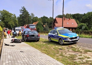 Policjanci pracowali na miejscu wypadku z udzialem motocyklisty 