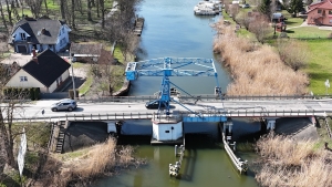 Niebieski most nad Wisła Królewiecka w Rybinie