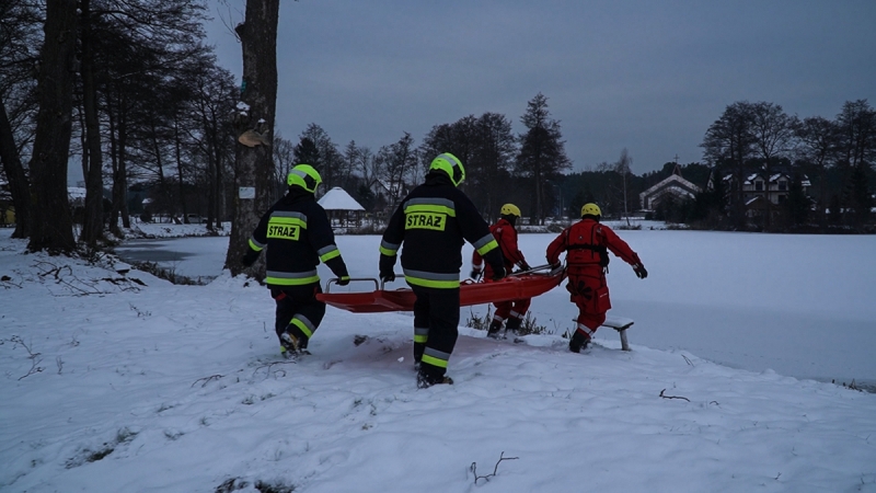 Nowodworscy policjanci i strażacy OSP Jantar ostrzegają przed wchodzeniem na lód