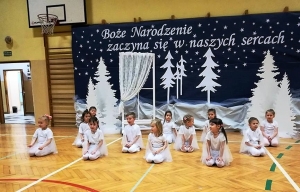 Wigilia szkolna. Jasełka w Zespole Szkół w Tujsku.