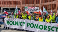 Protestujący rolnicy z Pomorza żądają wstrzymania importu zbóż z Ukrainy. Protest w obronie zdrowej żywności i bezpieczeństwa żywnościowego Polski