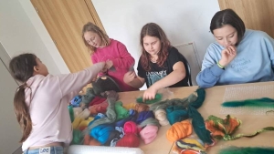 Międzypokoleniowe spotkanie pełne twórczości i serdeczności – GOPS w Stegnie świętuje Europejski Dzień Solidarności Międzypokoleniowej