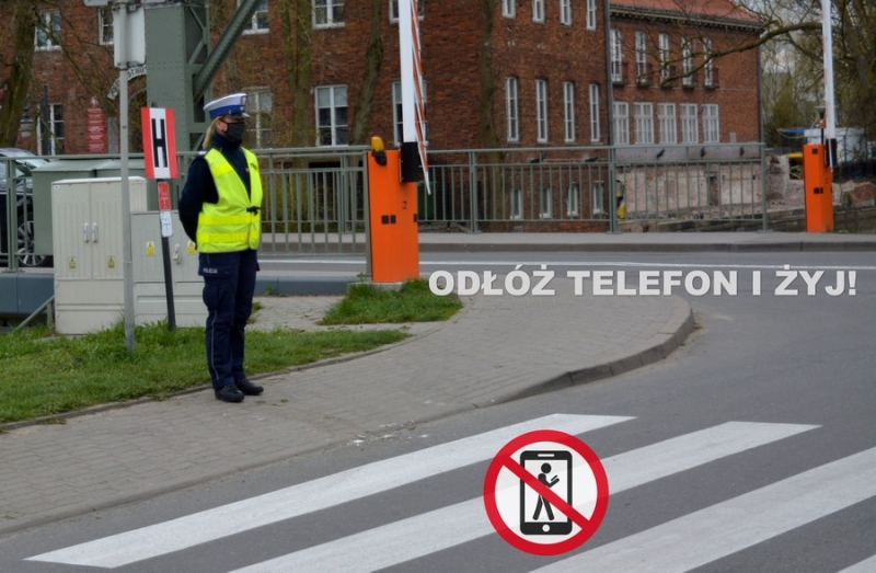 Policjanci przypominają! Nie korzystaj z telefonu podczas wchodzenia na przejście dla pieszych!