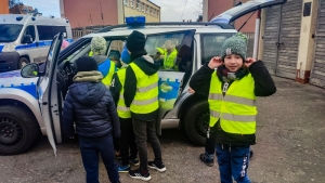 Dzieci ze Szkoły Podstawowej nr 2 odwiedziły nowodworskich policjantów.