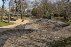 Nowy Dwór Gd. Pumptrack już gotowy. Cieszy się ogromnym zainteresowaniem dzieci i młodzieży.