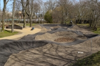 Nowy Dwór Gd. Pumptrack już gotowy. Cieszy się ogromnym zainteresowaniem dzieci i młodzieży.