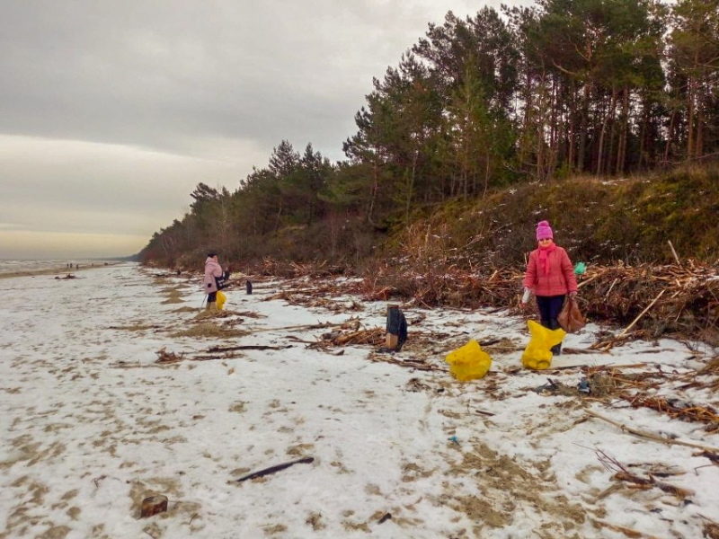 Posztormowe śmieci szpecą plaże. Władze Sztutowa zwróciły się z prośbą o pomoc w sprzątaniu.