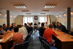 Nowy Dwór Gdański. Odprawa służbowa z policjantami sezonowymi.