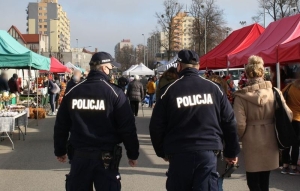 Kontrole realizowania obowiązujących obostrzeń wciąż trwają.