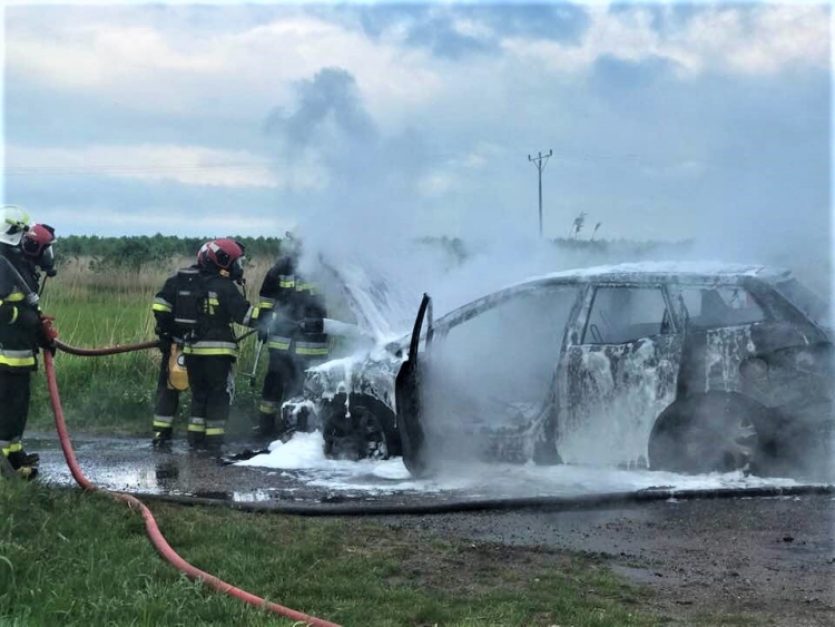 Samochód zapalił się w trakcie jazdy. Kierowca zdążył opuścić pojazd -16.05.2019