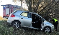 Jazowa gm.Nowy Dwór Gd. Samochód uderzył w drzewo. Poszkodowana trafiła do szpitala - 15.10.2017