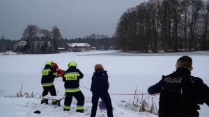Policjanci i strażacy z OSP Jantar ostrzegają – wchodzenie na zamarznięte zbiorniki wodne jest niebezpieczne i może zakończyć się tragedią.
