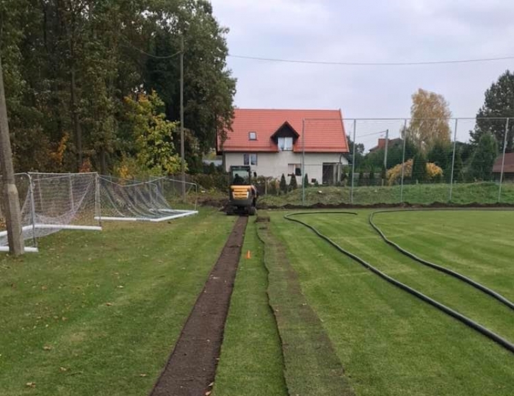 Trwa remont boiska w Stegnie. Nawodnienie i budowa zaplecza sanitarnego.