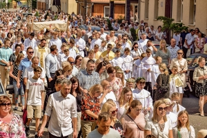 Mieszkańcy Nowego Dworu Gdańskiego przeszli w procesji Bożego Ciała ulicami miasta.