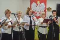 Wspólne śpiewanie i podniosły nastrój na koncercie patriotycznym w Drewnicy.