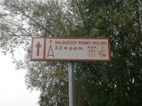 Marzęcino. Dojazd do najniższego punktu w Polsce został w sposób czytelny oznakowany.