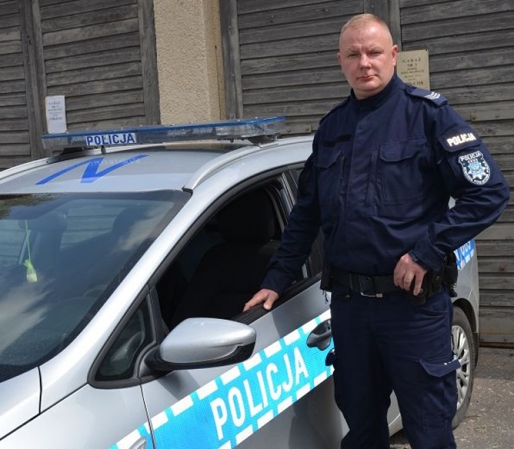 Nowy Dwór Gdański. Szybka decyzja policjanta uratowała życie mężczyźnie.