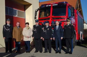 Przekazanie nowego wozu dla OSP Mikoszewo oraz łodzi dla OSP Jantar.