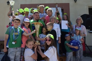 Podium, medale, nagrody. II Międzyszkolne Zawody Pływackie o Puchar Fali - 18.06.2017