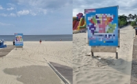 Reklama postawiona w ciągu drogi ratunkowej na plaży w Jantarze.