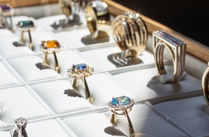 Pierścionek z szafirem od Aclari Diamonds jako idealna propozycja na zaręczyny