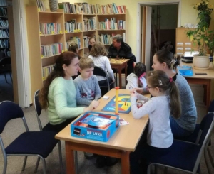 Gmina Stegna. Dzieci spędzają ferie zimowe w Gminnej Bibliotece.